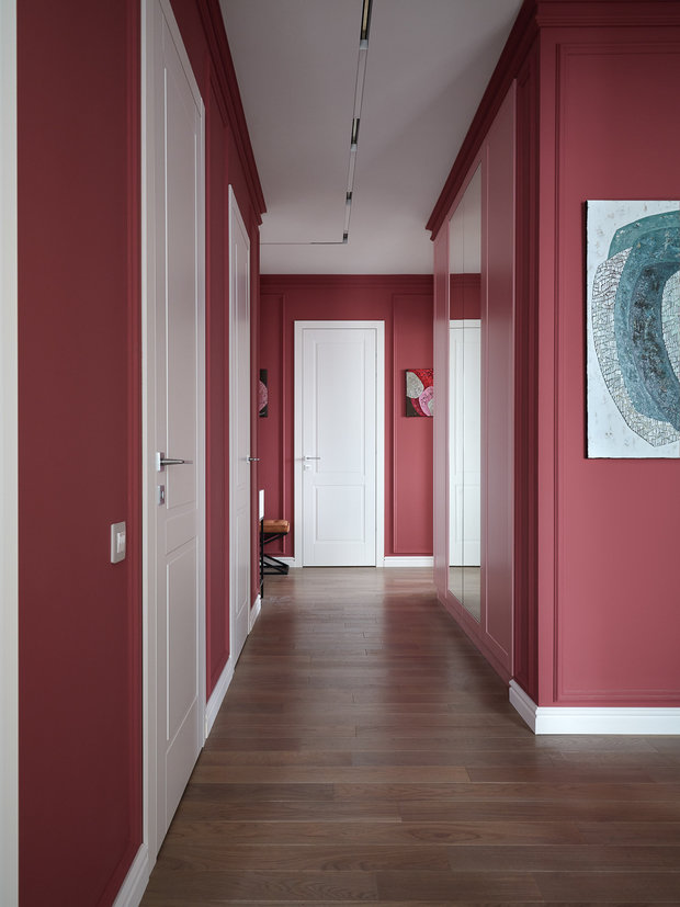 В коридоре предусмотрены небольшой шкаф и отдельная комната хранения, где у заказчиков будут лежать чемоданы, горные лыжи и другие крупногабаритные предметы.