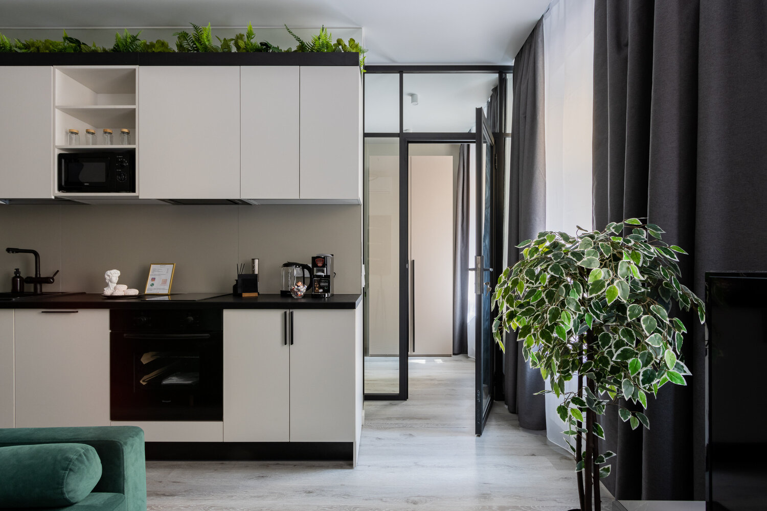 Фотография: Кухня и столовая в стиле Современный, Малогабаритная квартира, Квартира, Проект дня, Санкт-Петербург, Кирпичный дом, 2 комнаты, до 40 метров, Zoom Room – фото на INMYROOM Фотография: Кухня и столовая в стиле Современный, Малогабаритная квартира, Квартира, Проект дня, Санкт-Петербург, Кирпичный дом, 2 комнаты, до 40 метров, Zoom Room – фото на INMYROOM