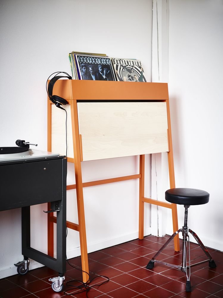 Фотография: Мебель и свет в стиле Лофт, Современный, Декор интерьера, Карта покупок, Часы, Индустрия, IKEA, Светильник, Стол, Ковер, Полки, Журнальный столик, Вешалка, Лампы – фото на INMYROOM Фотография: Мебель и свет в стиле Лофт, Современный, Декор интерьера, Карта покупок, Часы, Индустрия, IKEA, Светильник, Стол, Ковер, Полки, Журнальный столик, Вешалка, Лампы – фото на INMYROOM