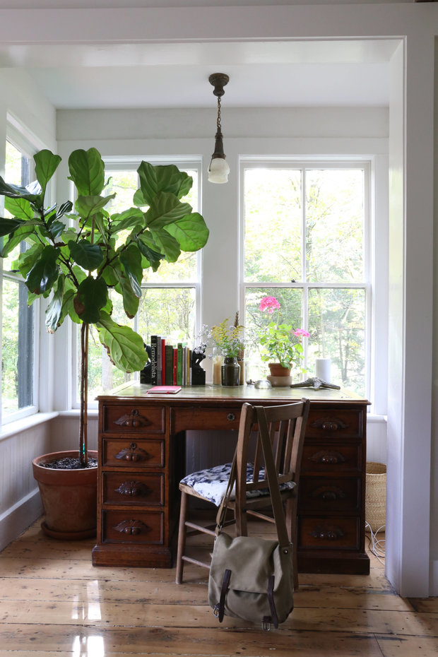 Фотография: Кабинет в стиле Прованс и Кантри, Скандинавский, Дом, Советы, Белый, Минимализм, Красный, Серый, Минессота – фото на INMYROOM