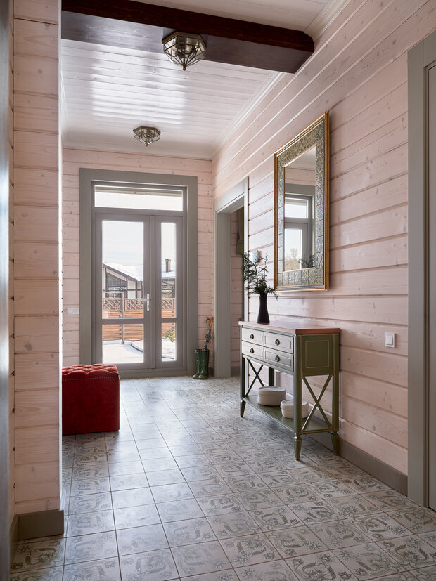 При входе в дом предусмотрена отдельная гардеробная комната. В детских комнатах есть вместительные шкафы и стеллажи, при мастер-спальне также имеется отдельная гардеробная.