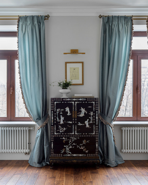 По оси входа в кабинет поставили старинный китайский бельевой шкаф. Стол из американского ореха дополнили винтажным стулом. Картина «Ронин», подаренная заказчику друзьями, наконец обрела почетное место.