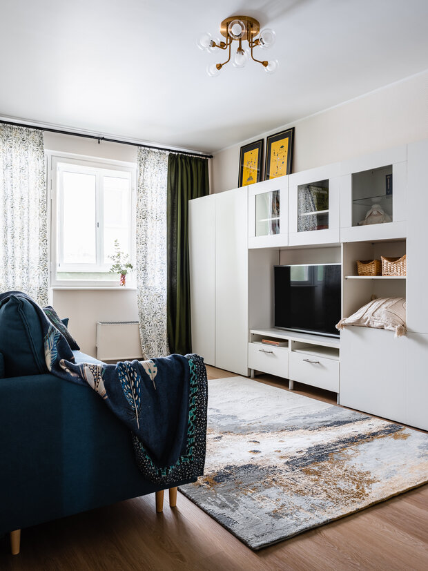 В квартире много работ польской художницы Елены Лолы Лещинской, например, потрясающая графика из ее цикла «Цирк».