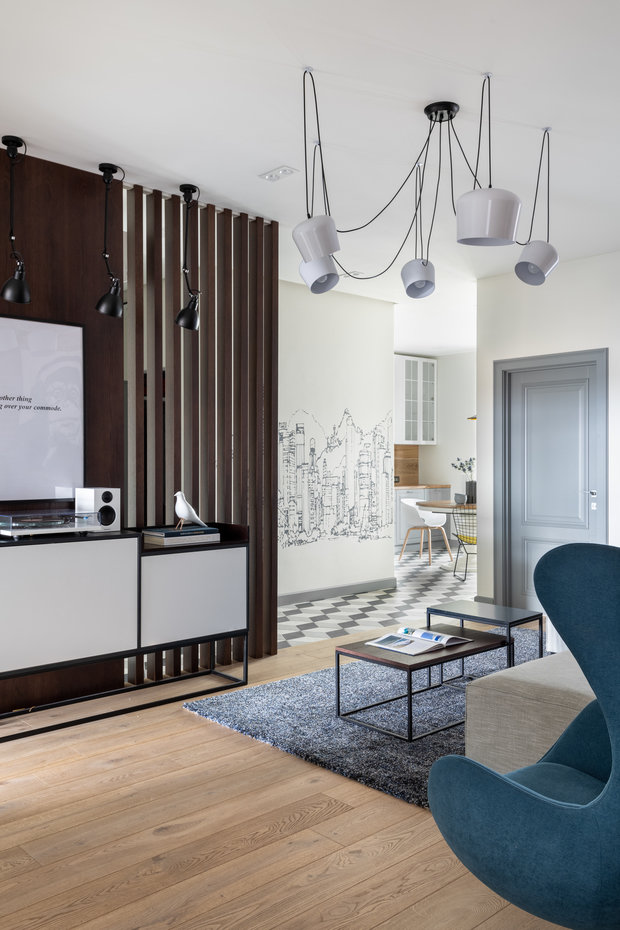 Чтобы в гостиную без окон попадал свет, сделали по стене со спальней два сквозных окна с матовым стеклом.