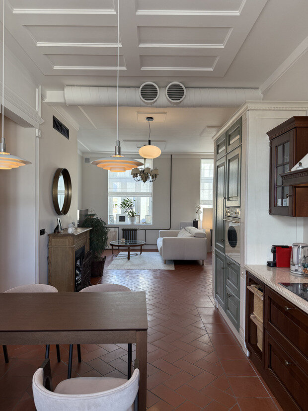 Фотография: Кухня и столовая в стиле Современный, Эклектика, Винтажный, Квартира, Проект дня, Москва, Кирпичный дом, 3 комнаты, 60-90 метров, Сабина Неровня, современный с элементами классики и лофта – фото на INMYROOM