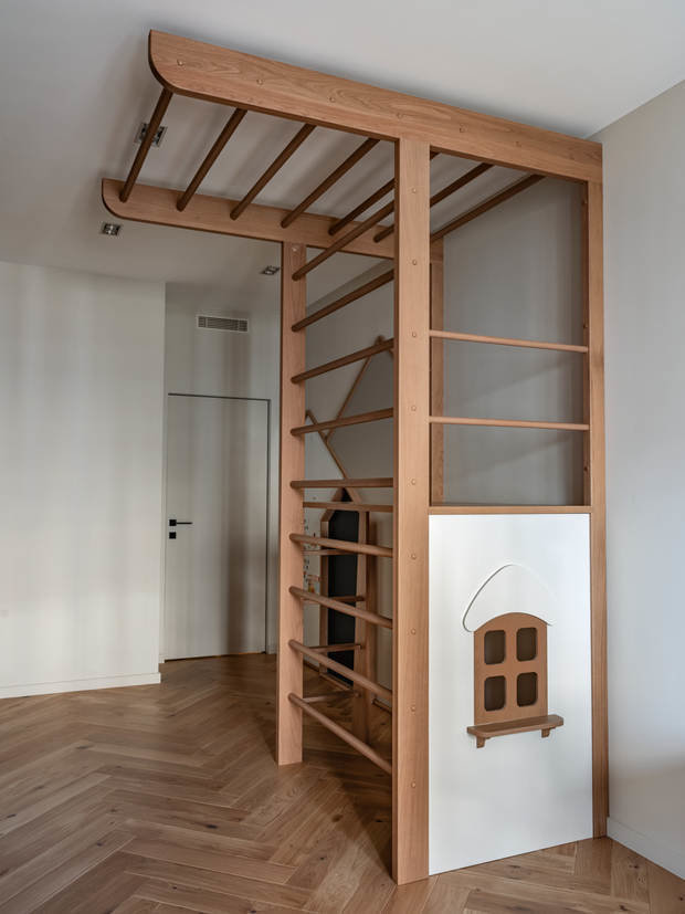 Игровой комплекс выполнен под заказ: это не только шведская стенка, а еще и уютный маленький домик для ребенка. 