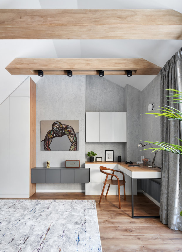 На стенах — декоративная штукатурка, балки под дерево выполнены тоже декоративной штукатуркой. На полу — ламинат. 