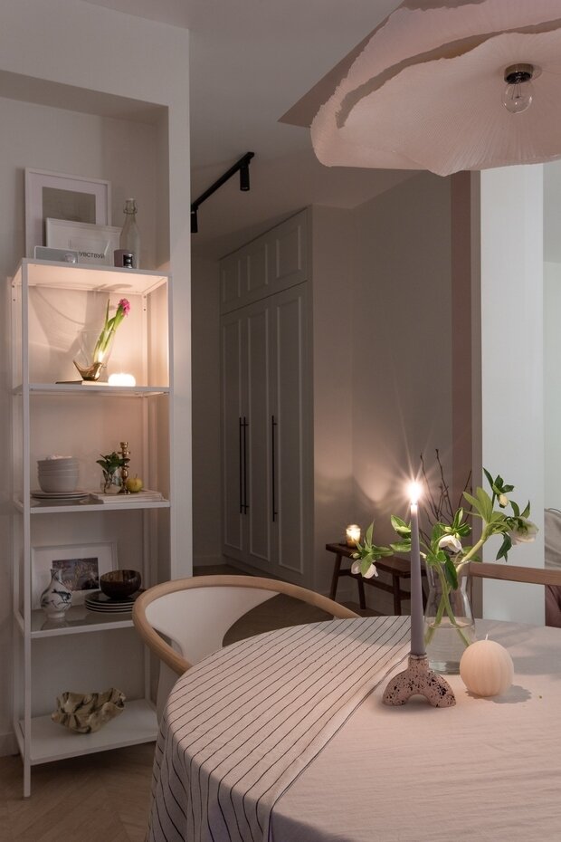 Шкаф в прихожей делался на заказ, это позволило максимально функционально использовать спроектированную под него нишу. 