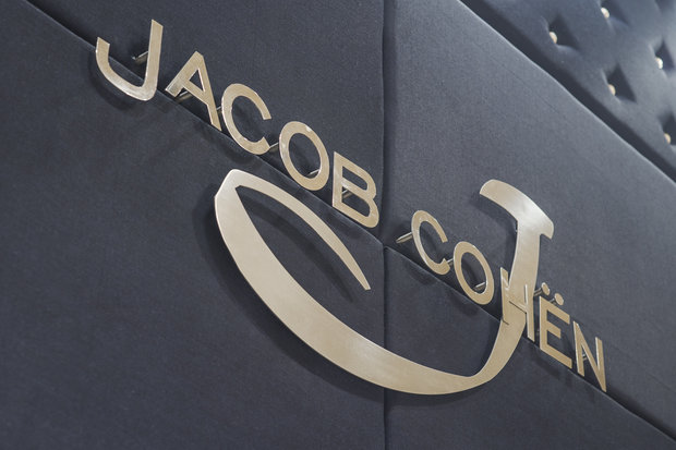 Фото из портфолио Jacob Cohen - съемка магазина одежды – фотографии дизайна интерьеров на INMYROOM