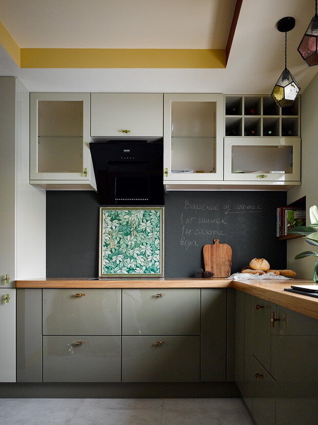 В кухне использовали интересный прием: обои из спальни оформили за стекло и разместили в зоне кухонного фартука.