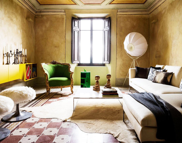 Фотография: Гостиная в стиле Эклектика, Декор интерьера, Дизайн интерьера, Цвет в интерьере, Черный, Желтый, Синий, Серый – фото на INMYROOM