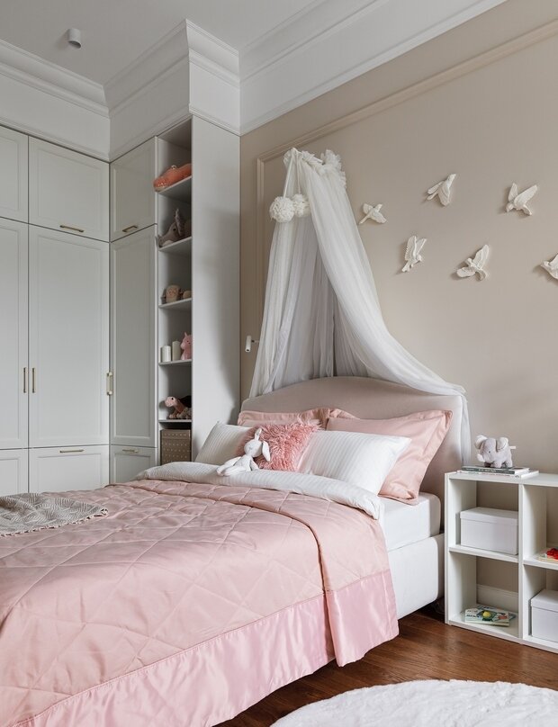 В детской встроенная гардеробная система: она изначально была определена планировкой и под нее был сконструирован ГКЛ-короб на потолке. 