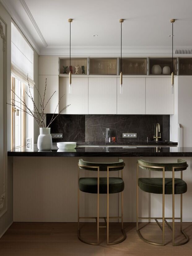 Фотография: Кухня и столовая в стиле Классический, Современный, Квартира, Проект дня, Санкт-Петербург, 3 комнаты, Более 90 метров, Елена Лебедева – фото на INMYROOM