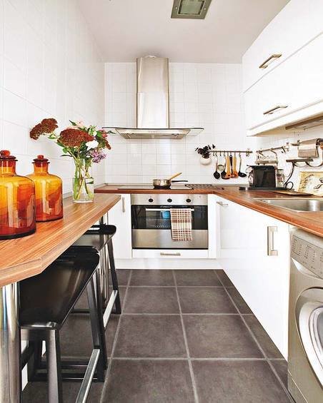 Фотография: Кухня и столовая в стиле Скандинавский, Декор интерьера, Декор, Праздник, Новый Год, Свечи, Зеркало, Гирлянда – фото на INMYROOM