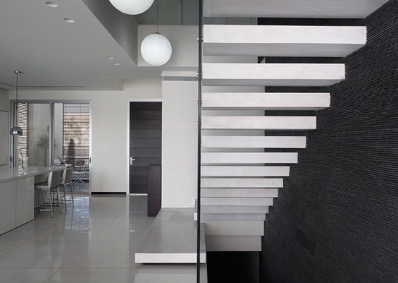 Фотография: Прихожая в стиле Современный, Минимализм, Дом, Израиль, Дома и квартиры, Бассейн, Лестница, Подсветка – фото на INMYROOM