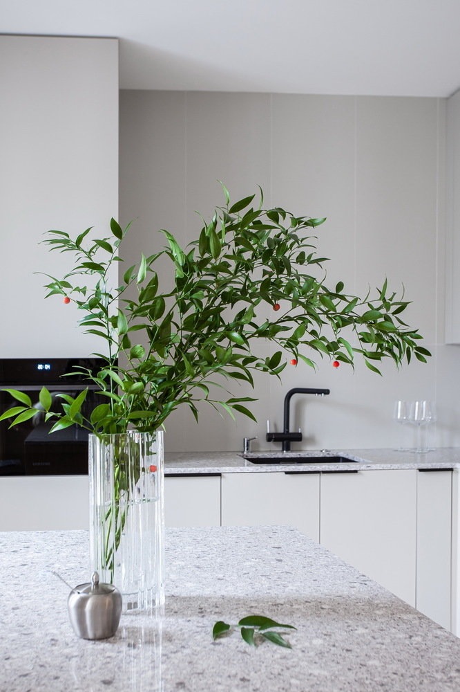 Фотография: Кухня и столовая в стиле Минимализм, Квартира, Проект недели, Санкт-Петербург, 4 и больше, Более 90 метров, Juicy Flat, Наташа Курлыгина – фото на INMYROOM Фотография: Кухня и столовая в стиле Минимализм, Квартира, Проект недели, Санкт-Петербург, 4 и больше, Более 90 метров, Juicy Flat, Наташа Курлыгина – фото на INMYROOM