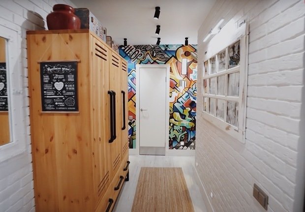Интерьер прихожей в стиле эклектика с элементами лофт
