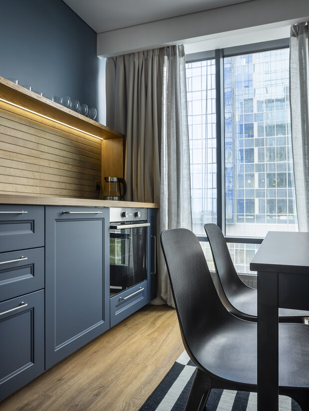 Полочку намеренно пустили по фартуку и загнули, чтобы чайник не упал со столешницы.