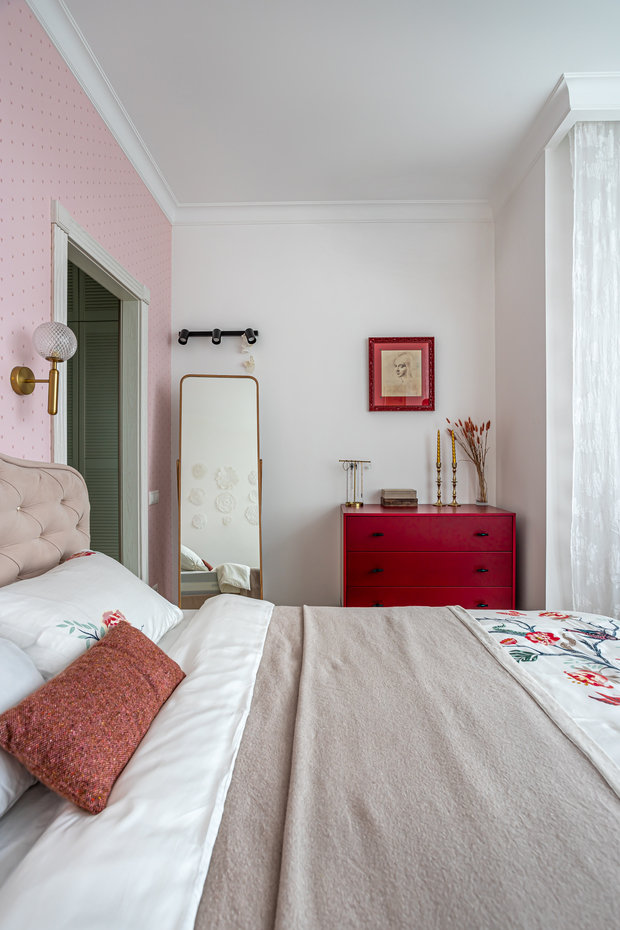 Интерьер украсили композицией из кружева, приобретенного на блошиных рынках Европы, винтажным постером из Лондона и гравюрой в ярком красном багете.