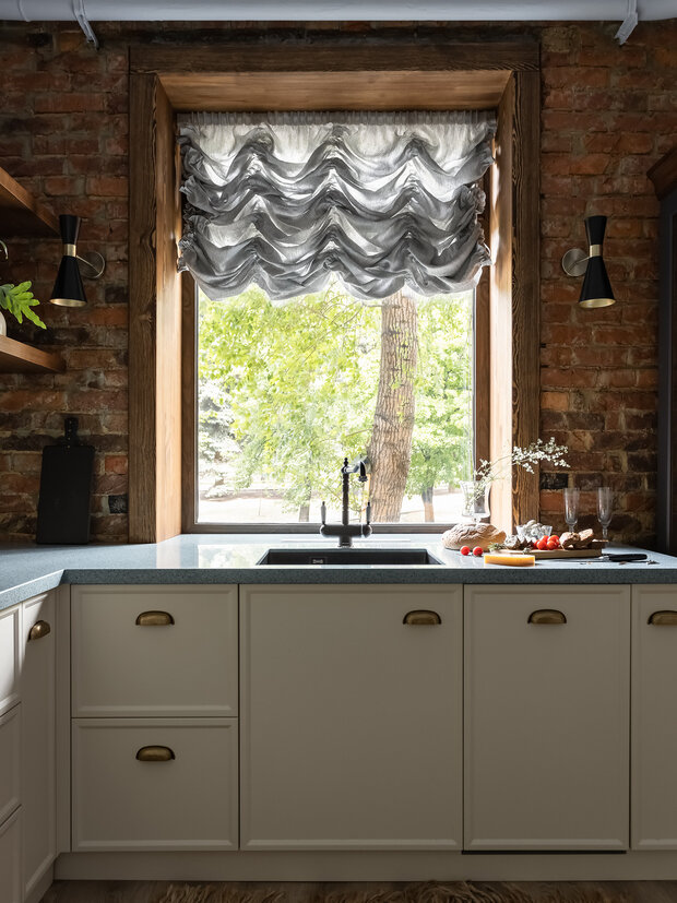 Фотография: Кухня и столовая в стиле Эклектика, Винтажный, Квартира, Проект недели, Челябинск, Сталинка, Кирпичный дом, 3 комнаты, 60-90 метров, Марина Кутепова – фото на INMYROOM