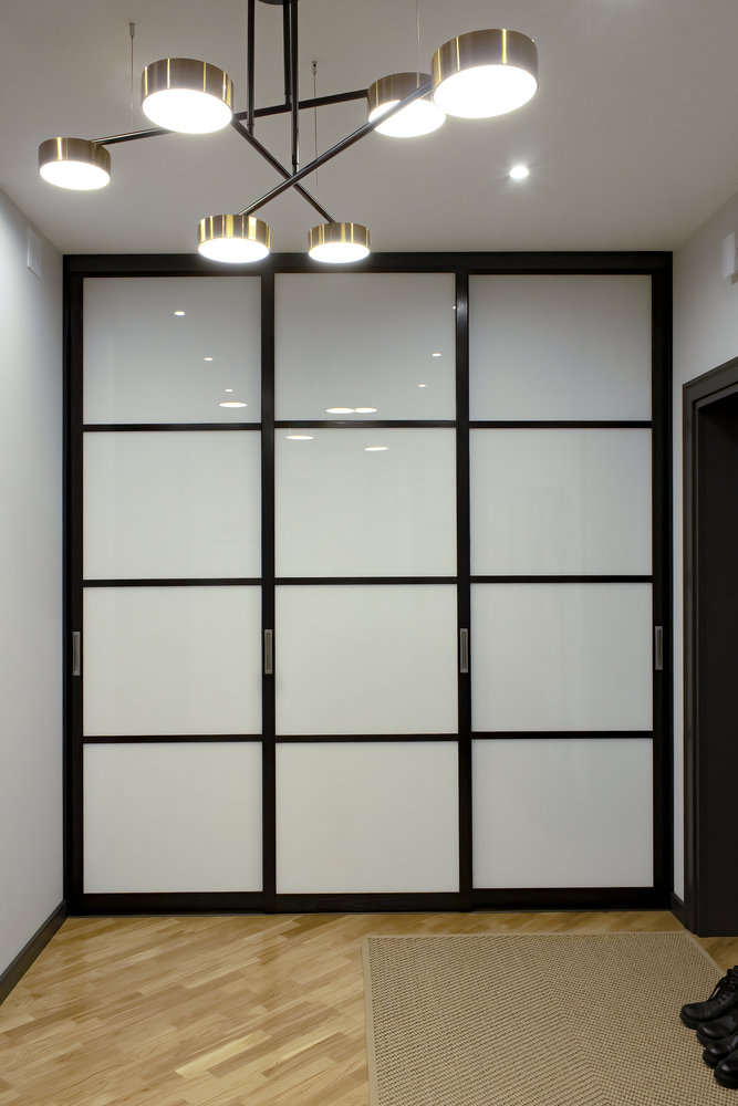 Разместили огромный шкаф-купе для хранения вещей, дверцы которого оформлены немного в японской тематике.