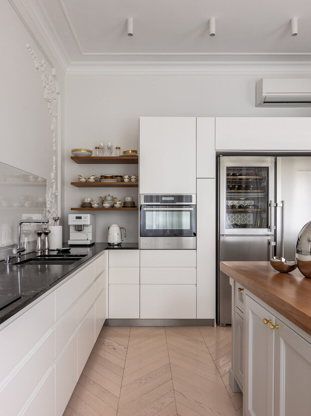 Фотография: Кухня и столовая в стиле Классический, Современный, Эклектика, Проект дня, Казань, Таунхаус, Кирпичный дом, 4 и больше, Более 90 метров, современный с элементами классики и роскоши, Роман Миронов, Андрей Васильев, PLATFORM – фото на INMYROOM