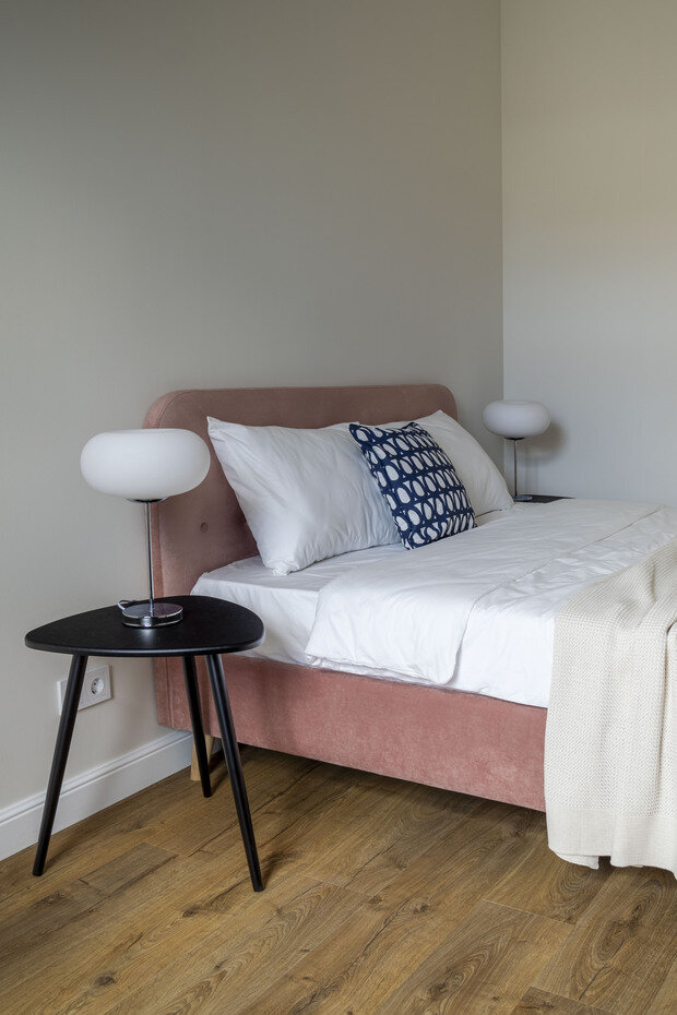 Фотография: Спальня в стиле Современный, Квартира, Проект дня, Санкт-Петербург, Кирпичный дом, 2 комнаты, 60-90 метров, современный с элементами минимализма и арт-деко, Постели Ковёр – фото на INMYROOM