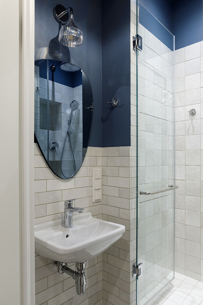 Зеркало голубого цвета идеально подошло к синему цвету стен, который был, в свою очередь, подобран к напольной плитке. Зеркало голубого цвета идеально подошло к синему цвету стен, который был, в свою очередь, подобран к напольной плитке.