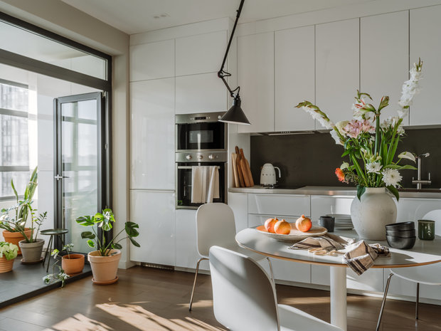 Кухня продолжается линией высоких шкафов на лоджии, там хранятся хозяйственные принадлежности и несезонная одежда.