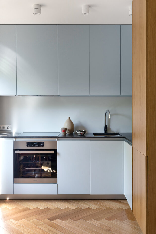 Фотография: Кухня и столовая в стиле Скандинавский, Современный, Минимализм, Малогабаритная квартира, Квартира, Проект недели, Москва, Блочный дом, 2 комнаты, до 40 метров, Наталия Ленда – фото на INMYROOM