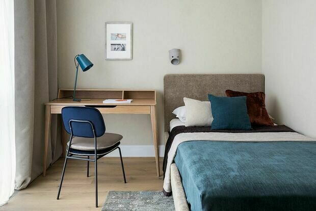 Обе детские совсем небольшие по размеру, в них поместились только базовые предметы: кровати, рабочие столы и шкафы для одежды. 