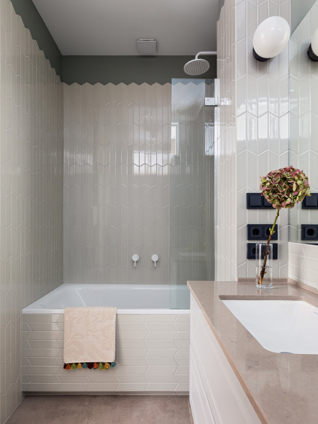 Стены покрыли плиткой не до потолка, часть поверхностей покрасили водостойкой краской.