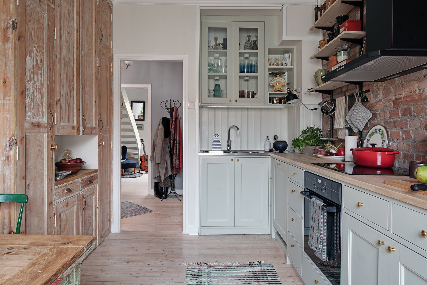 Фотография: Кухня и столовая в стиле Скандинавский, Декор интерьера, Квартира, Швеция, Гетеборг, скандинавский интерьер, Отделка стен, интерьер с кирпичной кладкой, 2 комнаты, 60-90 метров – фото на INMYROOM