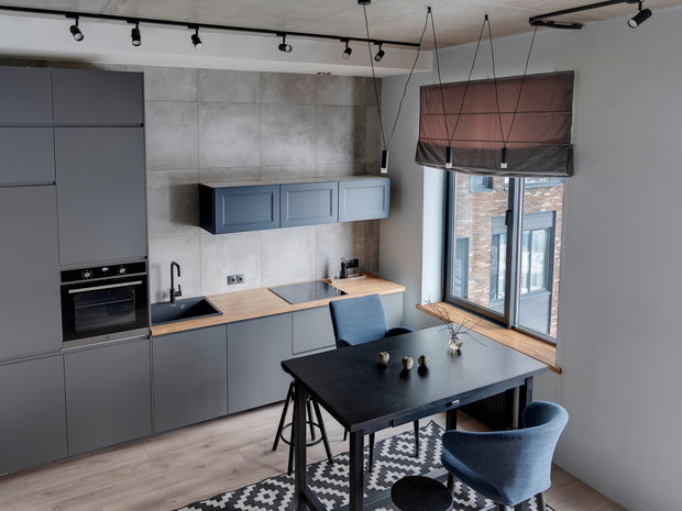 Также из необычного — не классический, а барный стол. Он подчеркивает неформальную атмосферу и является компромиссом, когда хочется совместить две функции: обеденный стол и барную стойку, за которой так приятно выпить кофе с утра.