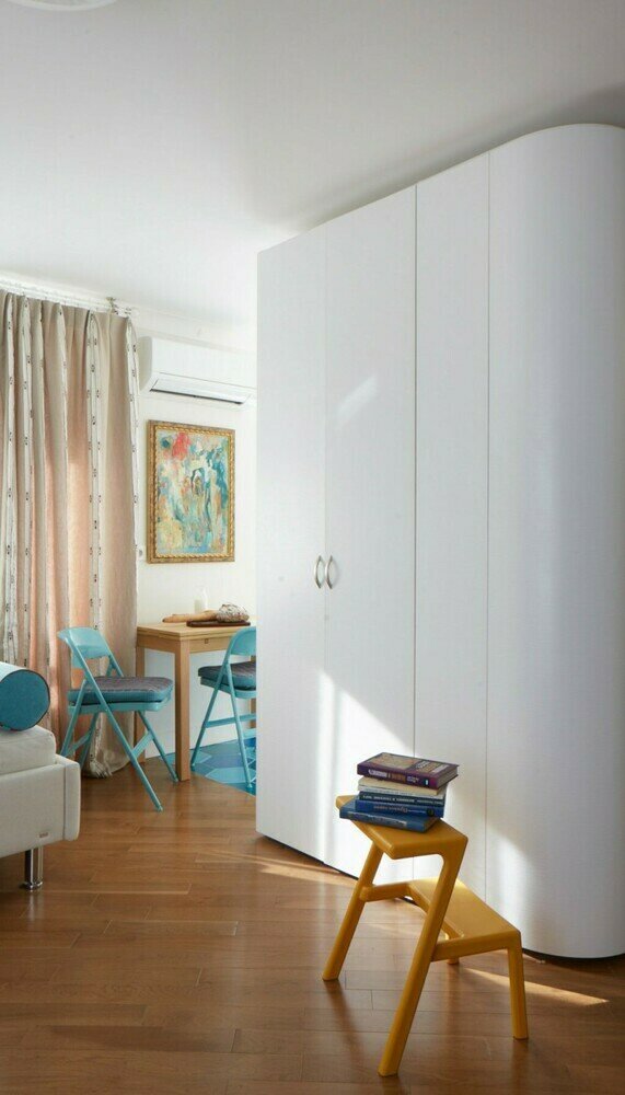 Аскетичная белизна стен компенсируется ярким оформлением ванной, кухни и прихожей. На полу лежит инженерная доска из дуба. Аскетичная белизна стен компенсируется ярким оформлением ванной, кухни и прихожей. На полу лежит инженерная доска из дуба.