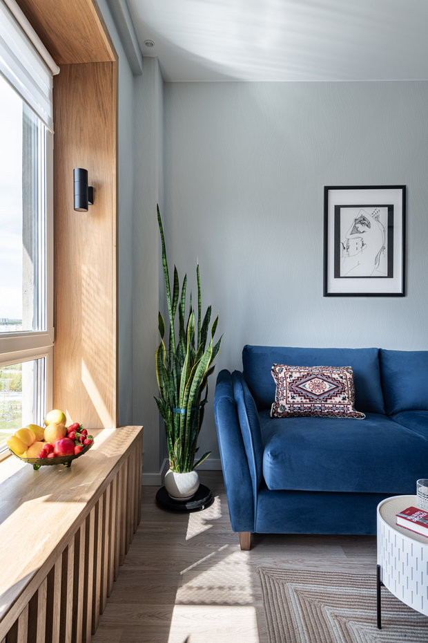 После планирования кухни стало понятно, что длинный диван «еврокнижка» не поместится, нужен диван со спальным местом 1400 мм. Его нашли у российского поставщика. В столярной мастерской была заказана кухня и вся корпусная мебель.