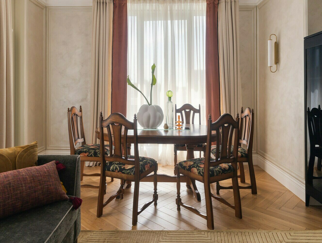 Фотография: Кухня и столовая в стиле Классический, Современный, Квартира, Проект дня, 2 комнаты, 60-90 метров, Алматы, Студия Mondial, Анастасия Халина – фото на INMYROOM Фотография: Кухня и столовая в стиле Классический, Современный, Квартира, Проект дня, 2 комнаты, 60-90 метров, Алматы, Студия Mondial, Анастасия Халина – фото на INMYROOM