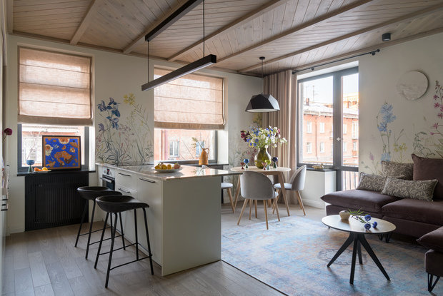 На стенах роспись новосибирской художницы Татьяны Колотай. Сибирские цветы и травы создают особую атмосферу и придают интерьеру
индивидуальность.