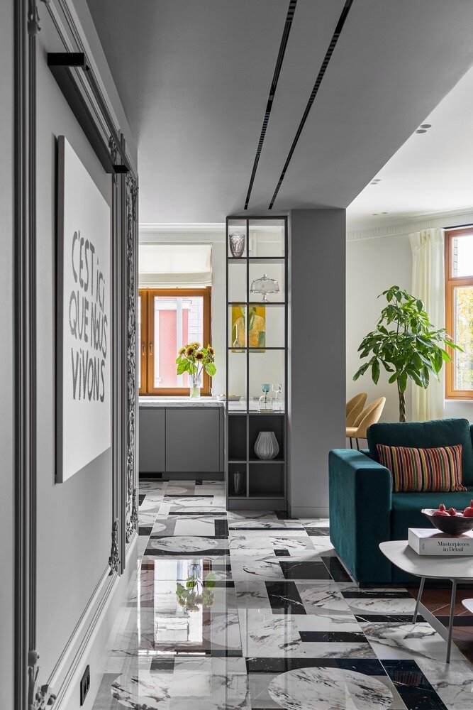 Для прихожей и кухни выбрали глянцевый керамогранит с геометричным рисунком. Он гармонично сочетается с серыми стенами и гарнитуром, при этом создает динамику и интересный контраст.