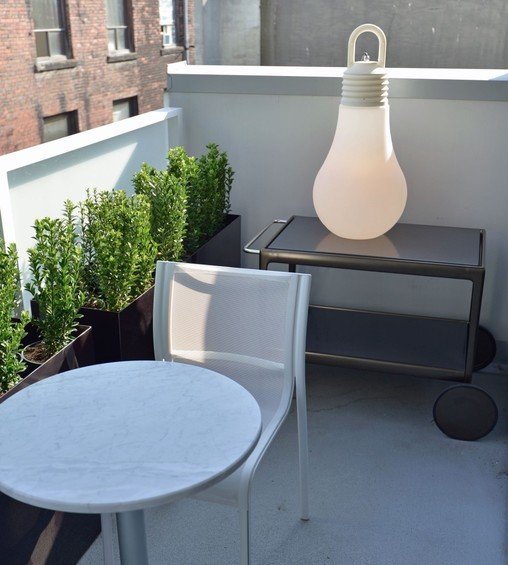 Фотография: Балкон в стиле Современный, Минимализм, Интерьер комнат, Мебель и свет, Советы, Светильник, Лампа – фото на INMYROOM