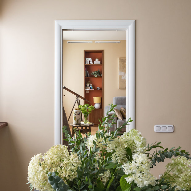 Фотография: Гостиная в стиле Современный, Квартира, Проект недели, Москва, Монолитный дом, 3 комнаты, Более 90 метров, Ирина Ужинцева, ЖК «Дом в сосновой роще» – фото на INMYROOM