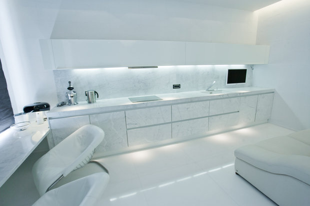 Фотография: Кухня и столовая в стиле Скандинавский, Современный, Хай-тек, Интерьер комнат, Цвет в интерьере, Белый – фото на INMYROOM