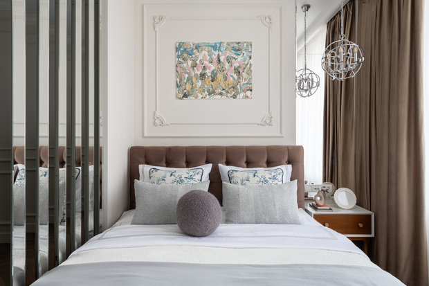 Зеркало в спальной зоне визуально расширяет пространство.