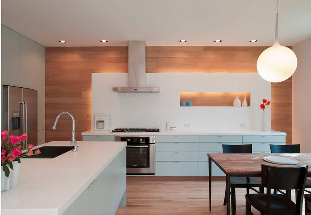 Фотография: Кухня и столовая в стиле Современный, Декор интерьера, Малогабаритная квартира, Квартира, Дома и квартиры, Советы, Зеркало – фото на INMYROOM