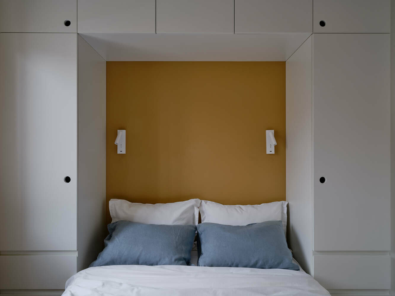 Фотография: Спальня в стиле Современный, Минимализм, Малогабаритная квартира, Квартира, Проект недели, Москва, Хрущевка, Кирпичный дом, 2 комнаты, до 40 метров, Надежда Полякова – фото на INMYROOM Фотография: Спальня в стиле Современный, Минимализм, Малогабаритная квартира, Квартира, Проект недели, Москва, Хрущевка, Кирпичный дом, 2 комнаты, до 40 метров, Надежда Полякова – фото на INMYROOM