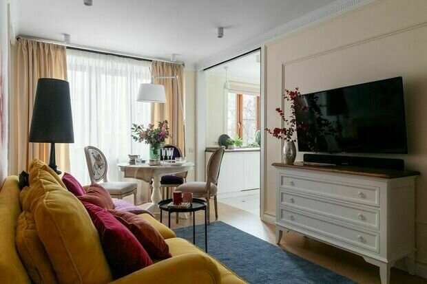 Для отделки использовали французскую краску: цвета светлые нейтральные — не загружают пространство и добавляют воздуха помещению.