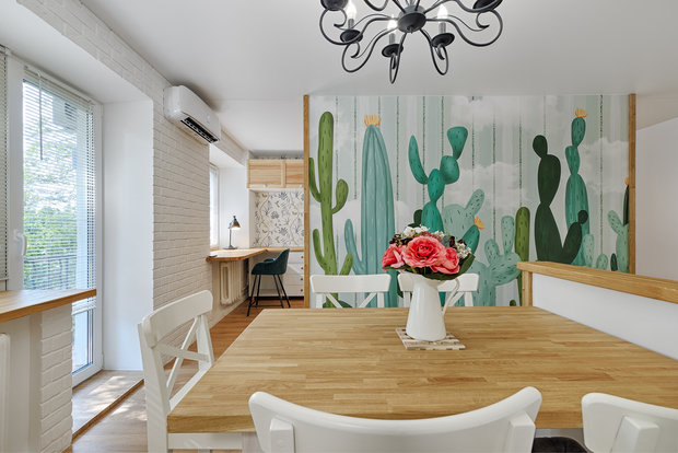 В качестве акцента выбрали фотообои с растительным принтом. 