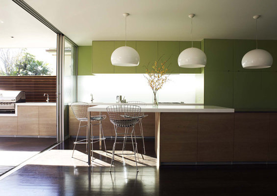 Фотография: Кухня и столовая в стиле Минимализм, Декор интерьера, Декор дома, Цвет в интерьере, Ковер, Геометрия в интерьере – фото на INMYROOM