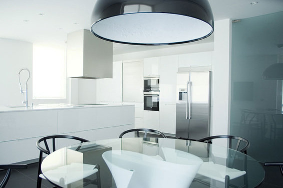 Фотография: Кухня и столовая в стиле Хай-тек, Гостиная, Спальня, Классический, Квартира, Испания, Цвет в интерьере, Дома и квартиры, Бежевый, Подсветка, Перегородка – фото на INMYROOM