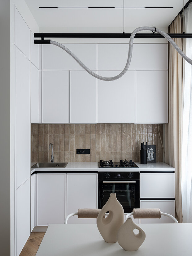 Фотография: Кухня и столовая в стиле Современный, Минимализм, Квартира, Проект дня, Москва, Сталинка, 1 комната, до 40 метров, Nisha Buro – фото на INMYROOM